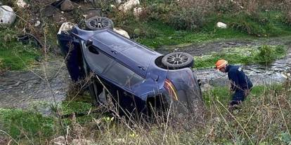 Otomobil, dereye uçtu: 2 yaralı