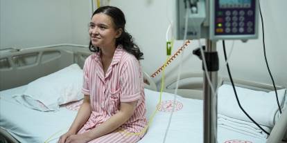 Organ nakli bekleyen genç hastane odasında umudunu koruyor