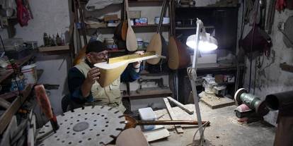 Hem çalıyor, hem üretiyor