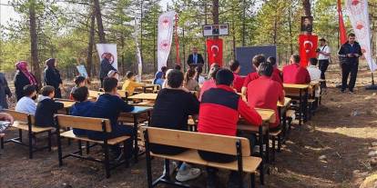 Sınıfı bir günlüğüne ormana taşıdılar