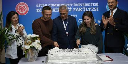 Pasta keserek kutladılar