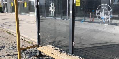 Sivas'ta otobüs duraklarının camlarını kırdılar!