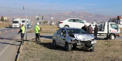 Sivas'ta iki otomobilin çarpıştığı kazada 3 kişi yaralandı