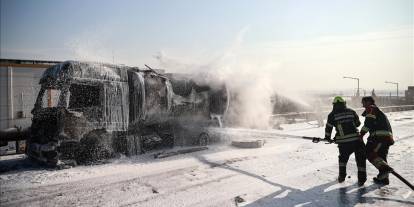 Akaryakıt yüklü tanker alev alev yandı