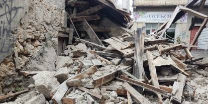 Yangında kullanılamaz hale gelen ev çöktü