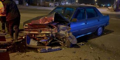 Kavşakta otomobile çarptı, karşı yola geçti