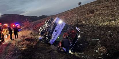 Yolcu otobüsü devrildi: 2 ölü, 21 yaralı