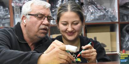 Baba ile 2 kızı, 15 yıldır elektronik ev aletleri tamir ediyor