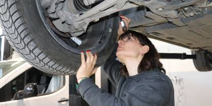 Sivas'ta sanayide tek kadın usta: “Kırmızı ojemle de bu işin içindeyim”