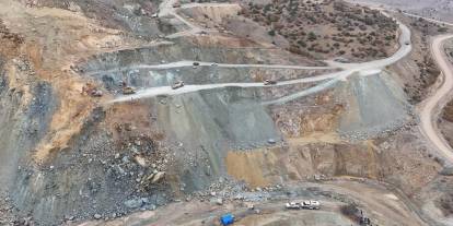 Sivas'ta maden ocağında göçük altında kalan şantiye müdürünü arama çalışmaları sürüyor