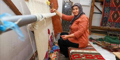 Çocukken başladığı dokumacılığı "kültürel miras taşıyıcısı" olarak sürdürüyor