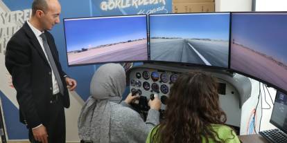 Uçağa binmeden pilot gibi uçuyorlar