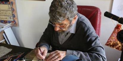 Emekliliğinden sonra öğrendiği hat sanatında yeni ustalar yetiştiriyor