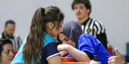 Sivas’ta genç sporcular bilek güreşinde madalya İçin ter döktü