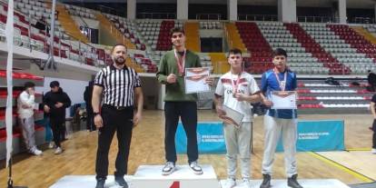 Bilek güreşinde gençler sahne aldı