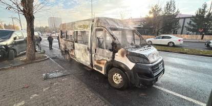 Park Halindeki Minibüs Cayır Cayır Yandı