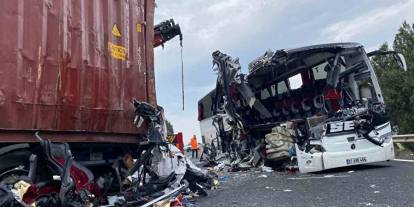 Yolcu otobüsü tıra çarptı: Çok sayıda yaralı var!