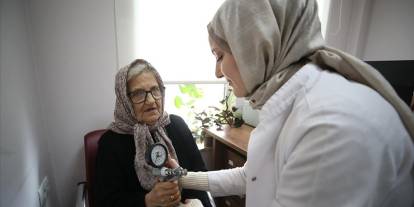 Yaşlılar için kurulan klinikte hayata tutundular