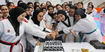 Sivas’ta Taekwondo coşkusu: 37 kız sporcu bir üst kemere yükseldi