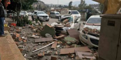 Şiddetli fırtına duvarı yıktı 3 otomobile zarar verdi