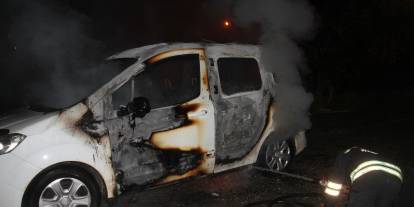 Ailesine kızıp aracını ateşe verdi