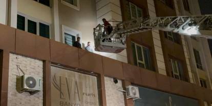 Alkol içmeye gittiler, darp ettiler; çıkamayınca çarşafla kaçtılar