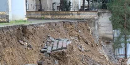 5 katlı binanın istinat duvarı çöktü