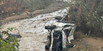 Yol çöktü, pikap ve otomobil dereye uçtu