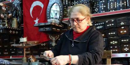 Kadın bakır ustası erkeklere taş çıkartıyor