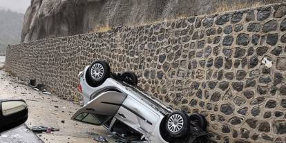 Sivas'ta  otomobil devrildi; Sürücü yaralandı