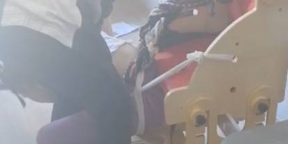 Otizmli öğrencileri iple bağlanıp ders işlediler