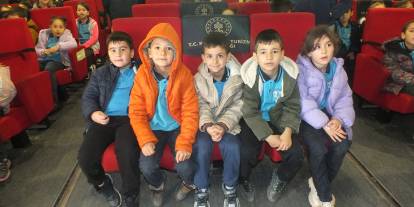 "Gezen Sinema Tırı" Ulaş'ta çocuklarla buluştu