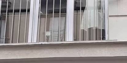 Başı pencereye sıkışan kedi için kurtarma operasyonu