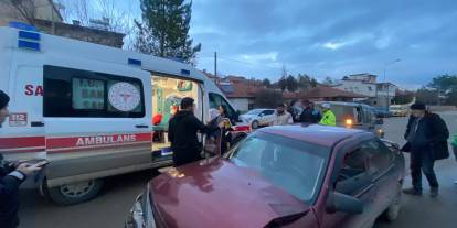 Sivas'ta hafif ticari araç ile otomobil kaza yaptı