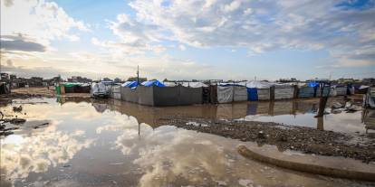 Yüzlerce çadır sular altında kaldı