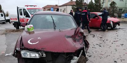 Sivas'ta iki otomobil çarpıştı: 4 yaralı