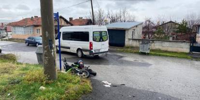 Şarkışla'da minibüs ile çarpışan motosikletin sürücüsü yaralandı