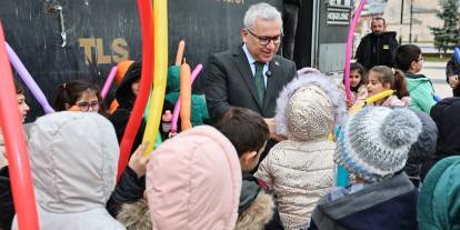 Gezen Sinema TIR'ı Sivas'ta çocuklarla buluştu