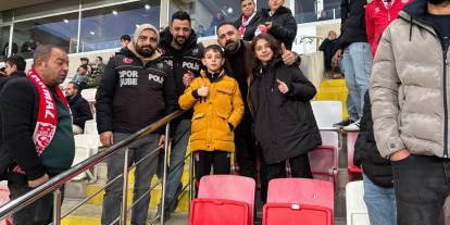 Stadyumda doğum günü sürprizi