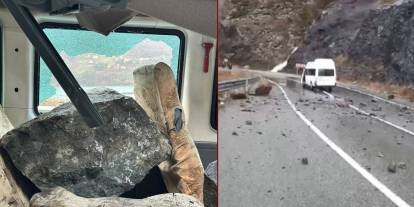 Minibüsün üzerine dev kayalar düştü, 3 kişi şans eseri kurtuldu