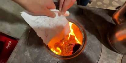 Sivas’ta yürek ısıtan olay: Borç defteri alev alev yandı