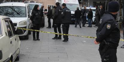 Yoldan geçenleri bıçakladı: 1'i ağır 3 yaralı