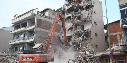 Sındırgı'da ağır hasarlı 18 bina daha yıkıldı