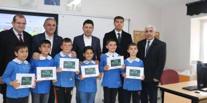 Bakan Yardımcısı Boyraz'dan öğrencilere tablet hediyesi