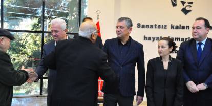 Özgür Özel, Gülşah Durbay'ın ailesi ile birlikte taziyeleri kabul ediyor