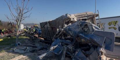 Bursa'da bariyerlere saplanan kamyonda can pazarı yaşandı