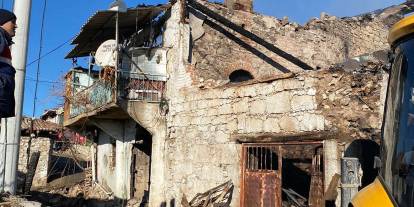 Evi yanan kadına ulaşılamıyor