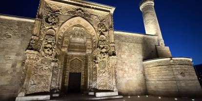 Taşa nakşedilen tarihi eserde 'ışık' şöleni