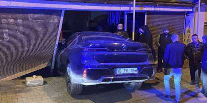 Sivas’ta fren yerine gaza basan sürücü, markete girdi