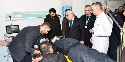 Sivas’ta servis kazasında yaralanan öğrencileri Vali Şimşek ziyaret etti